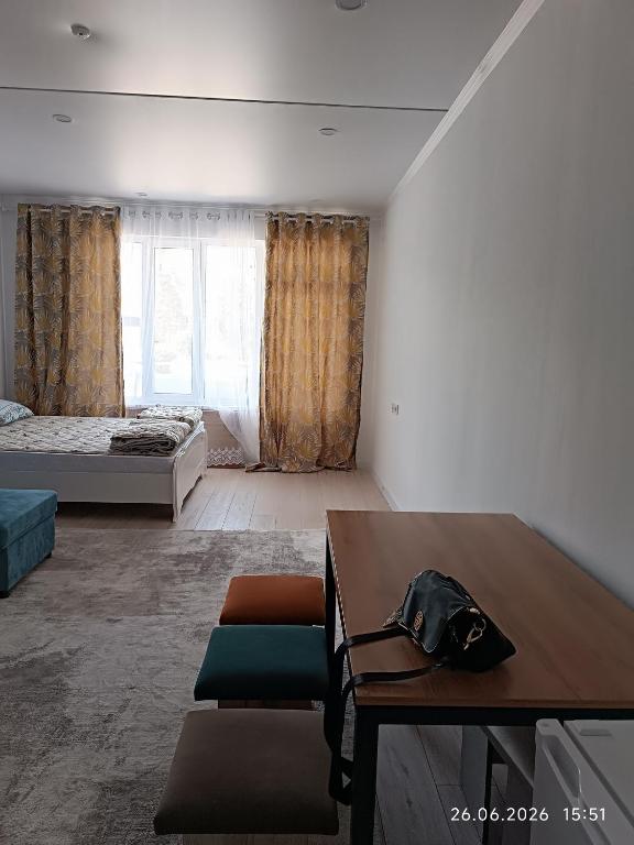 ein Zimmer mit einem Schreibtisch, einem Bett und einem Tisch in der Unterkunft Coldo in Bosteri