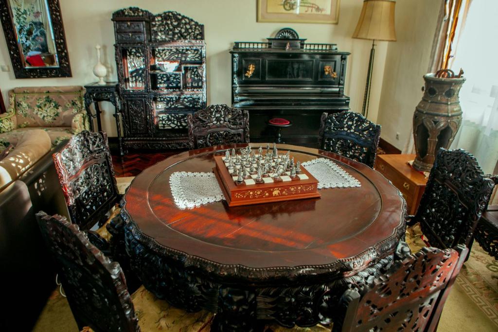 a living room with a chess board on a table at Quinta Santo António in Sintra