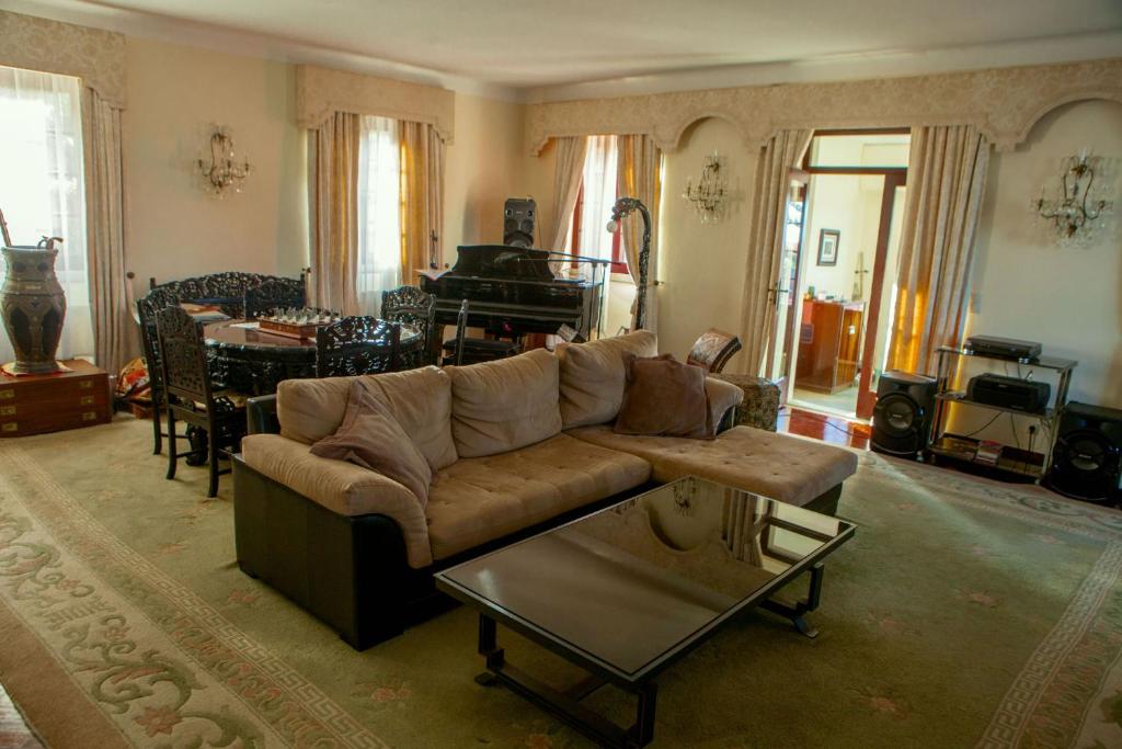 a living room with a couch and a table at Quinta Santo António in Sintra