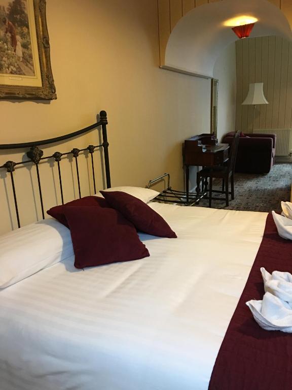 Postel nebo postele na pokoji v ubytování Cannon House Hotel