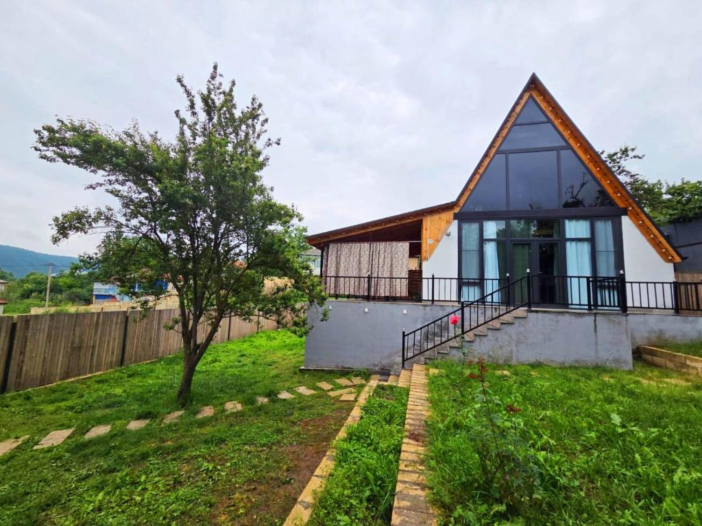 a small house on a hill with a tree at U seymura qecres in Qǝçrǝş