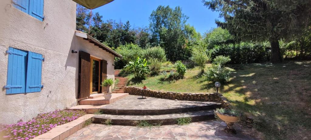 a garden with a house and some stairs and flowers at Ecrin de Verdure in Anneyron