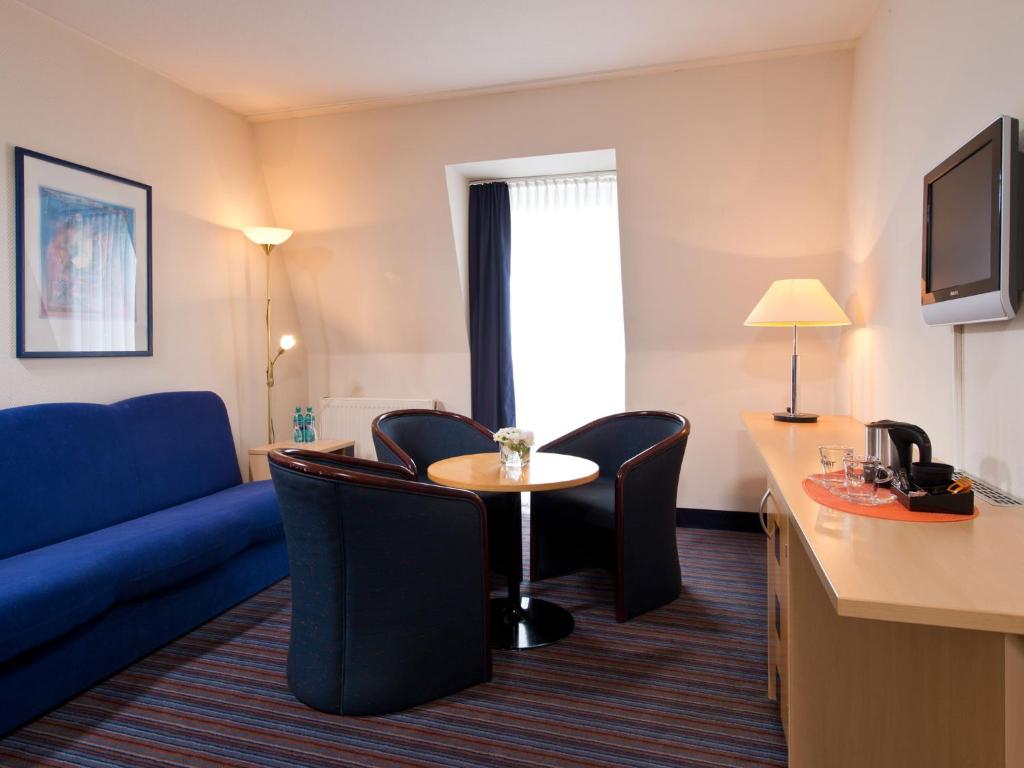 TV a/nebo společenská místnost v ubytování ACHAT Hotel Dresden Elbufer