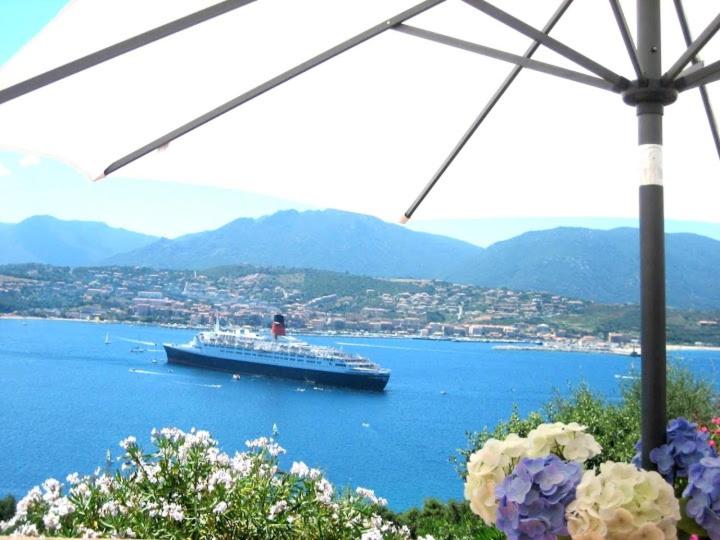 un crucero en un gran cuerpo de agua en Villa Vetricella Corse Sud, en Olmeto