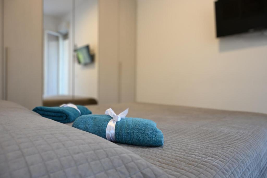 two blue towels are sitting on a bed at Casa Lissi in Bordighera