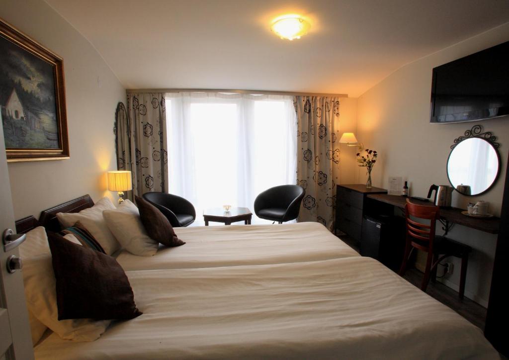 Postel nebo postele na pokoji v ubytování Vejby Strand Hotel