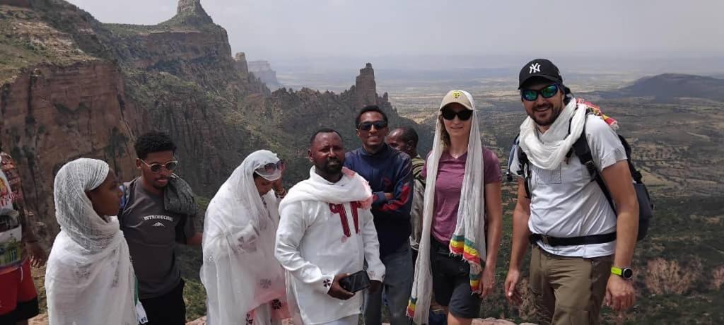 Eine Gruppe von Menschen posiert für ein Foto am Grand Canyon in der Unterkunft Wukro Hotel in Wikʼro