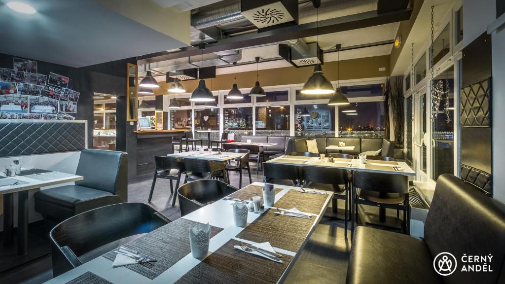 Reštaurácia alebo iné gastronomické zariadenie v ubytovaní Černy Andēl