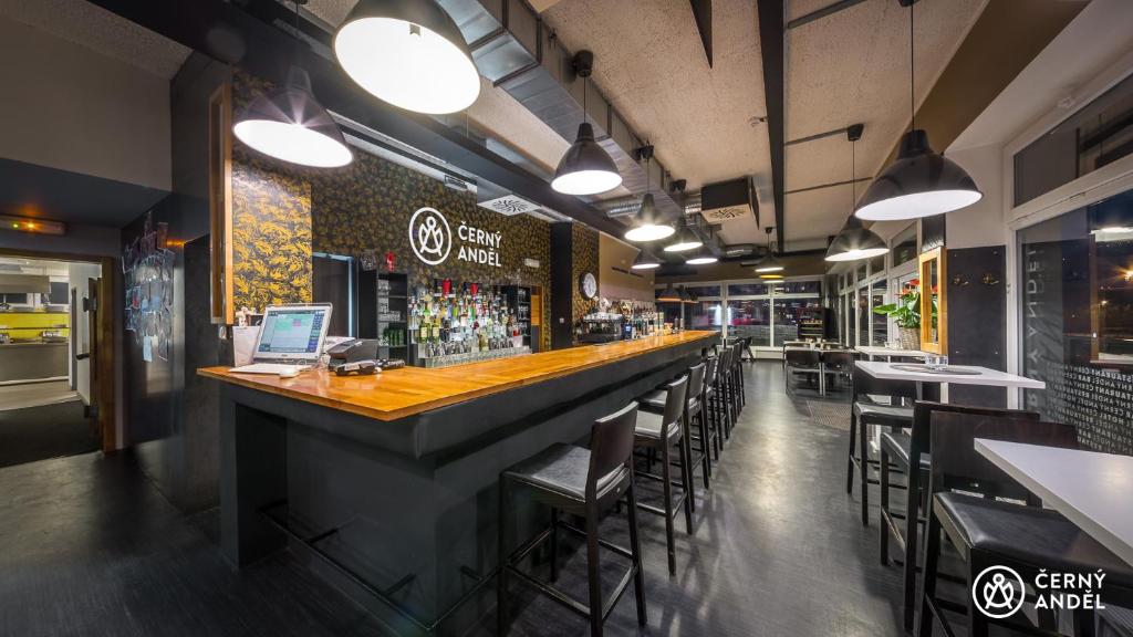Lounge alebo bar v ubytovaní Černy Andēl