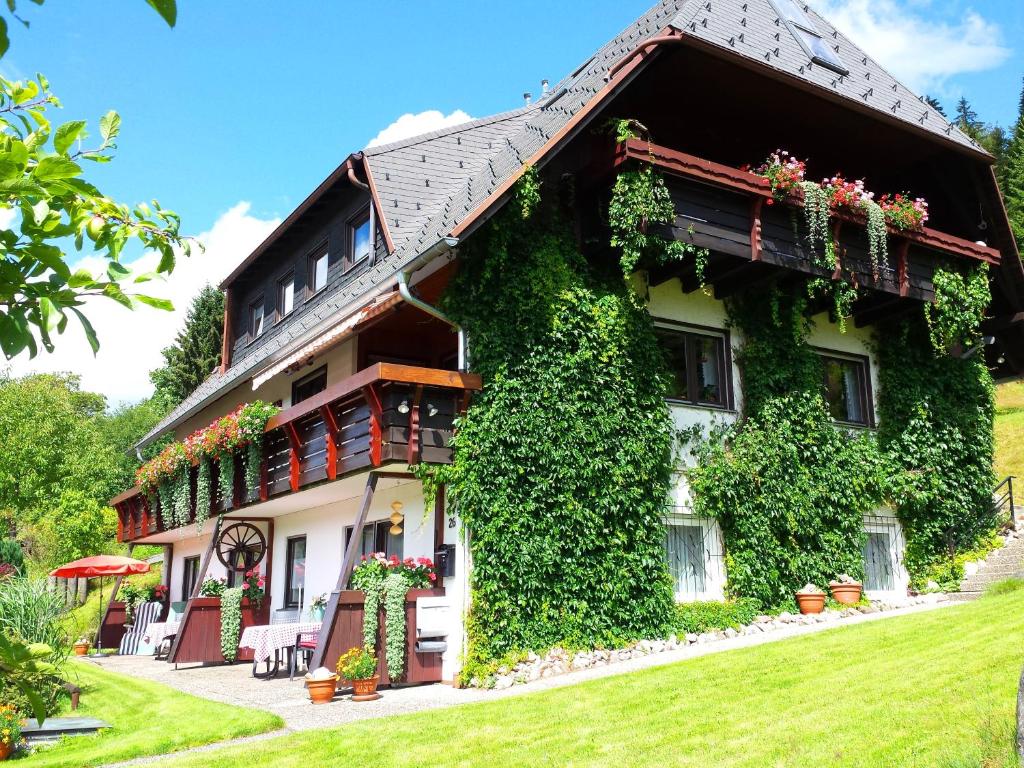 Una casa con hiedra a un lado. en Haus Schäfer, en Menzenschwand