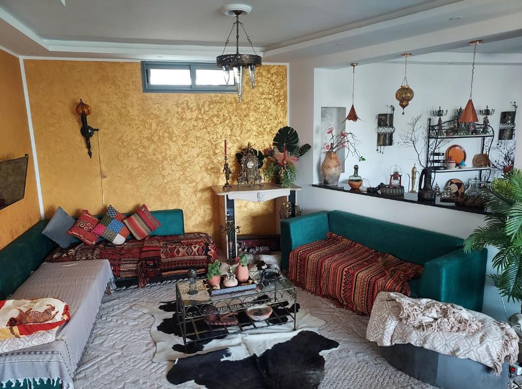 a living room with a couch and a table at L'Appartement La Roche Élégance et confort in Banzart