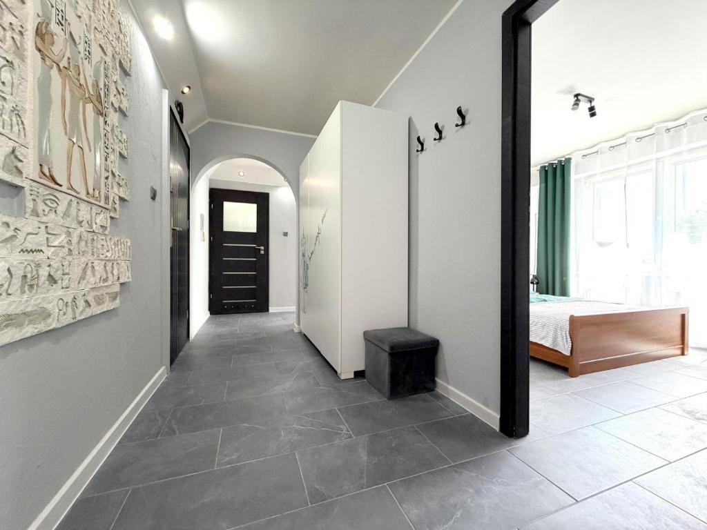 a hallway with a mirror and a bed in a room at Apartament przy Kauli in Inowrocław