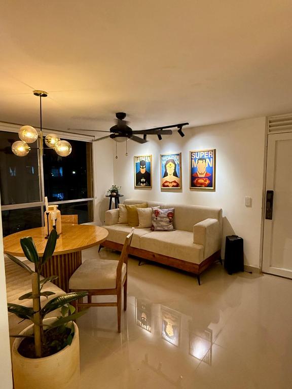 ein Wohnzimmer mit Sofa und Tisch in der Unterkunft Confort155 in Ibagué
