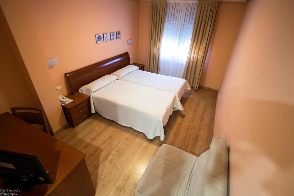 Postel nebo postele na pokoji v ubytování Hotel El Roble