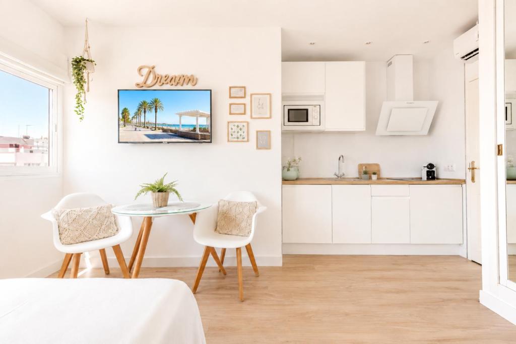 a kitchen and dining room with a table and chairs at New Central Studio Torremolinos in Torremolinos