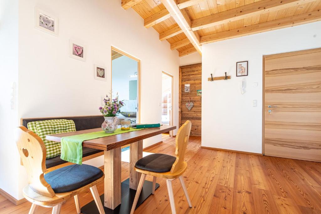 a dining room with a table and chairs at Kreuzplonhof Apt Karspitz in Luson