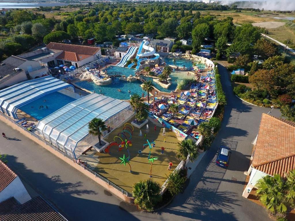 an overhead view of a water park with a pool at Camping les sables in Aytré