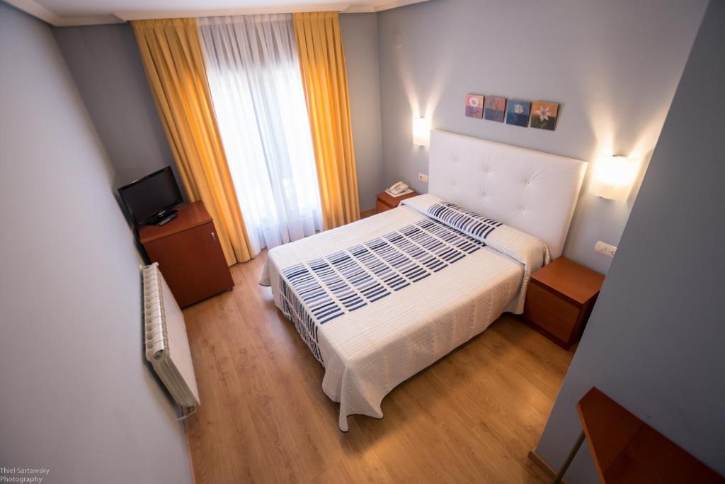 Postel nebo postele na pokoji v ubytování Hotel El Roble