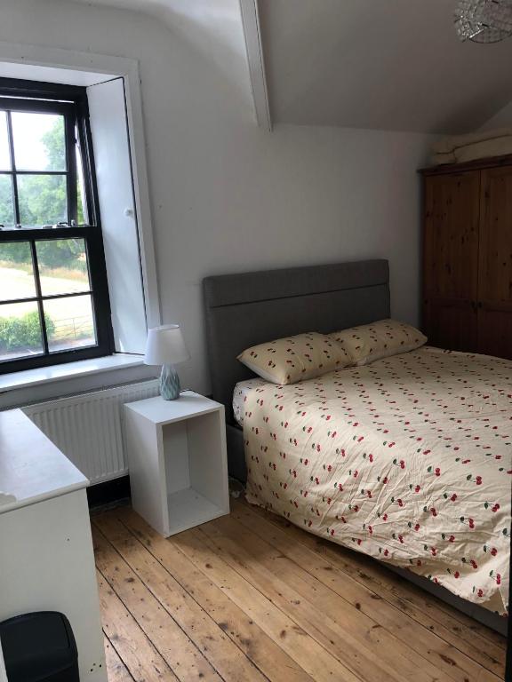 a small bedroom with a bed and a window at Teachershouse in Figlash