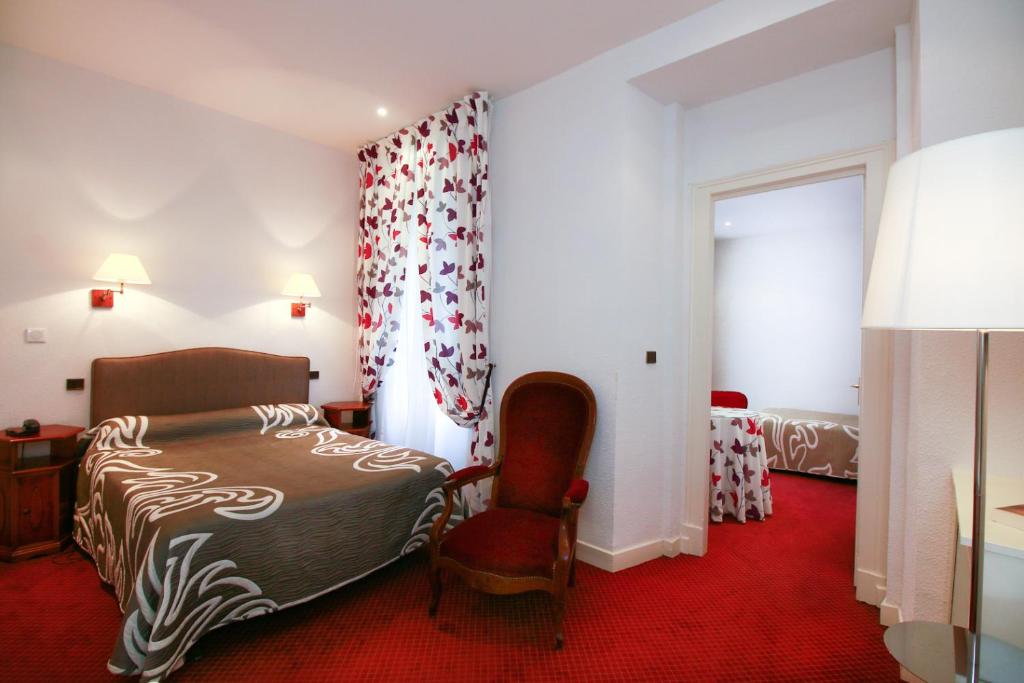 Postel nebo postele na pokoji v ubytování Hôtel d'Etigny