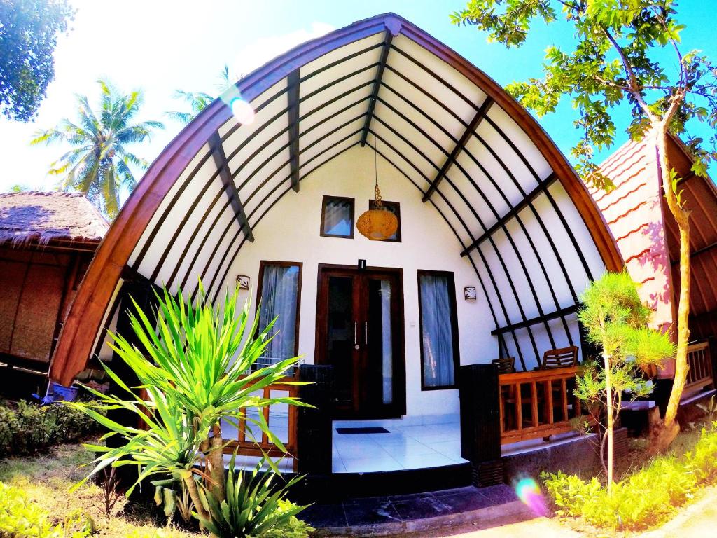 a small house with a round roof at Gili Air Santay 2 in Gili Islands