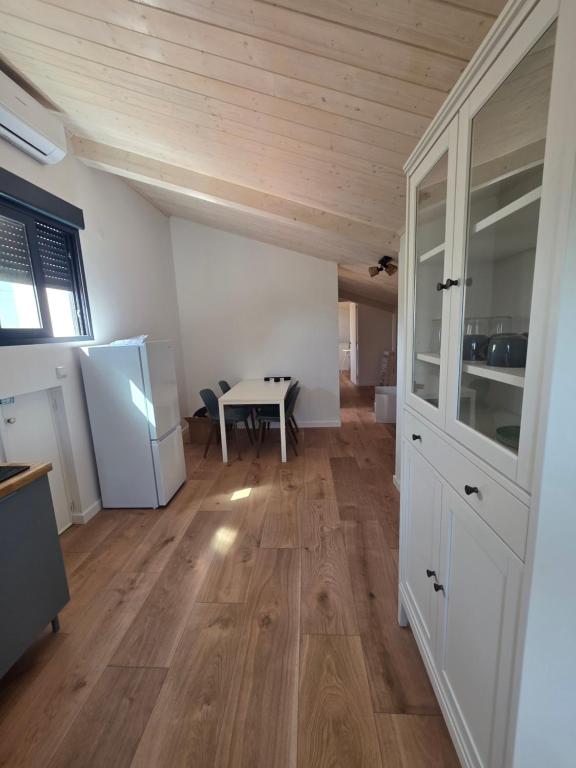 an empty room with a table and a kitchen at Cantinho nas Varzeas in Loulé
