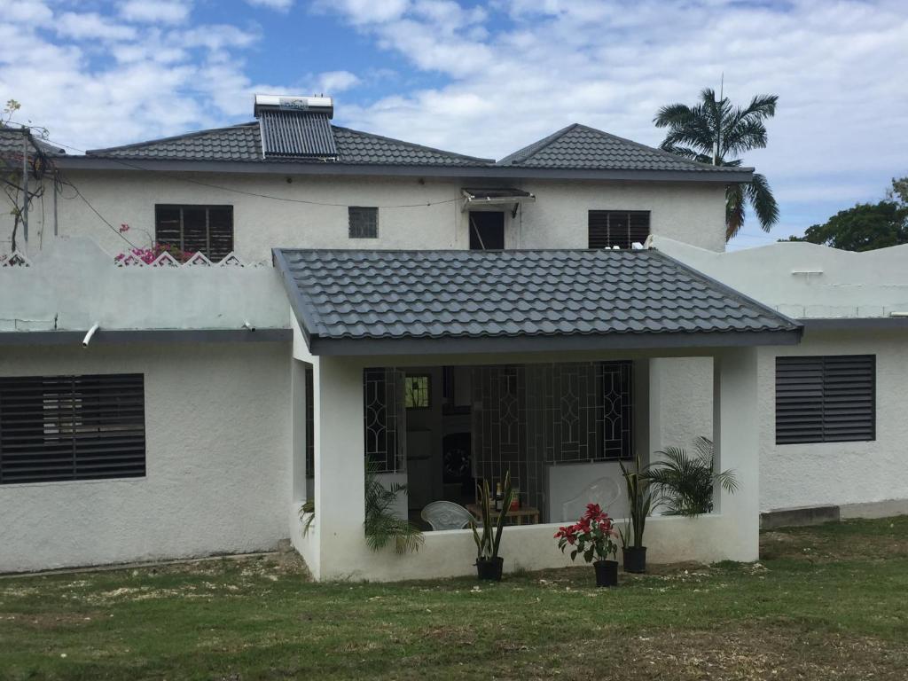 Garden Apartment-Beach-5min Drive, 1 hr Montego Bay, 25 mins Ocho Rios, Welcome Breakfast Basket - One-Bedroom Apartment