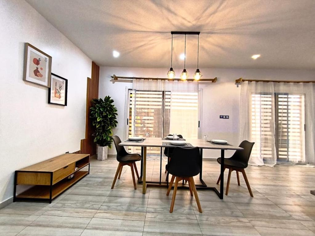 a dining room with a table and chairs at Luxe villa 3 chambres Somone in Somone