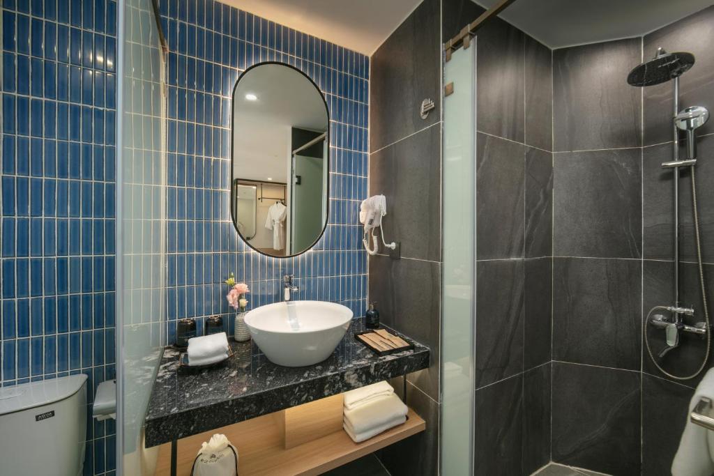 MAY DE VILLE Prestige Hotel photo 5
