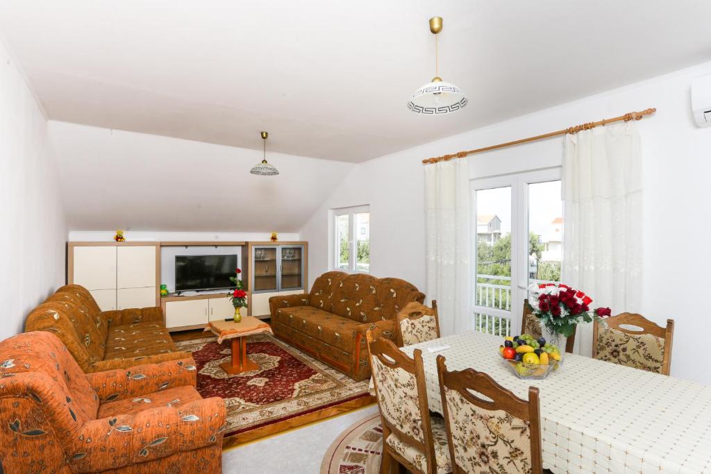una sala de estar con un sofá y una mesa en Apartments Nada, en Cavtat