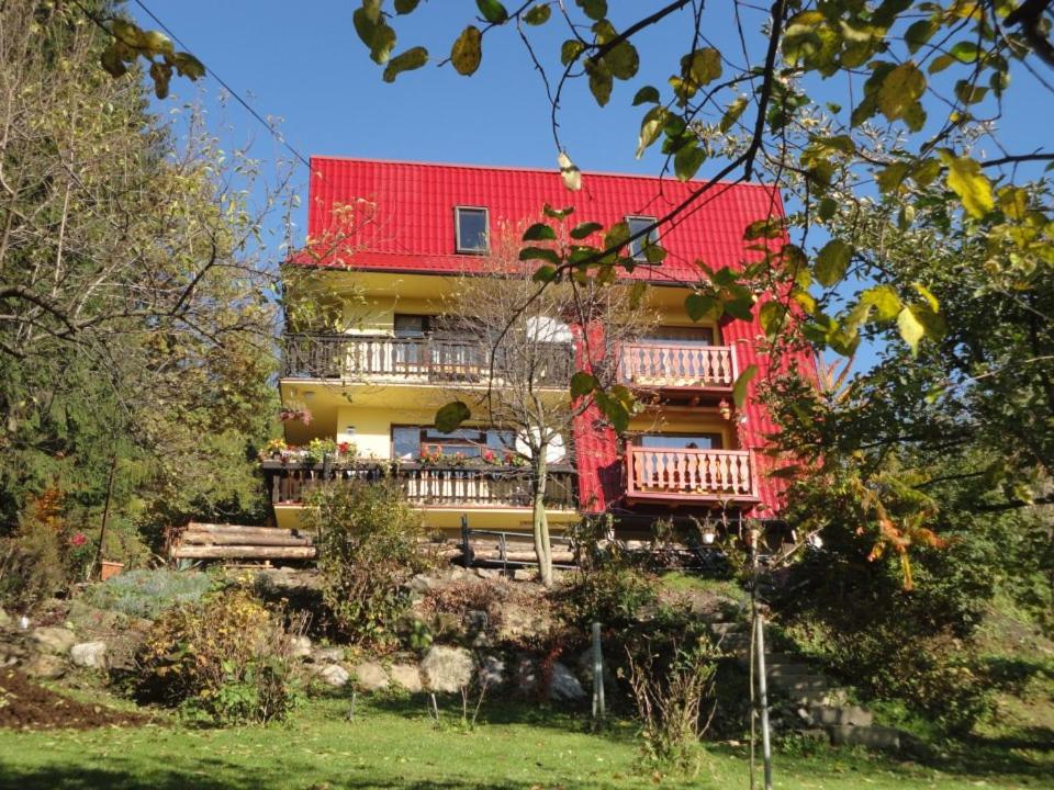 un edificio con tetto rosso e balcone di U Wujcia a Wisła