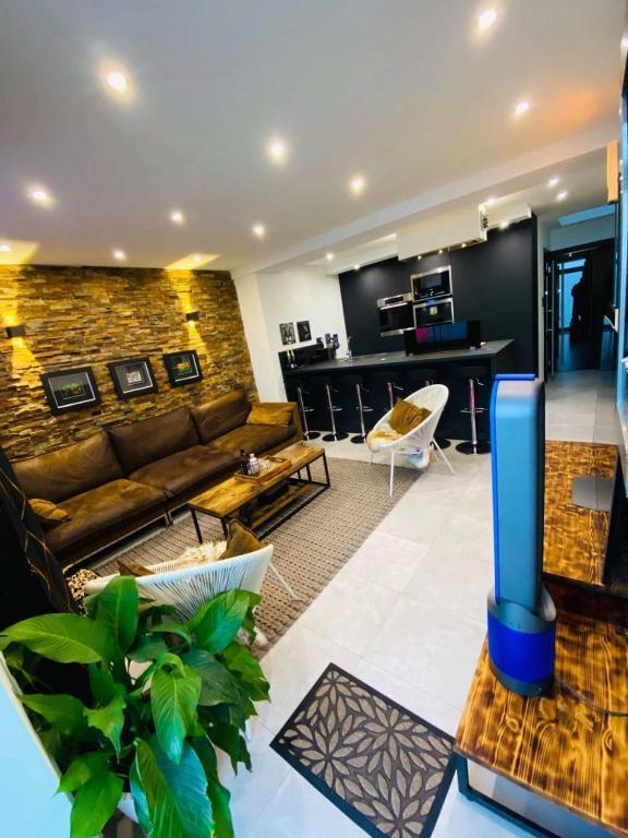 a living room with a couch and a table at jolie appartement in Seraing
