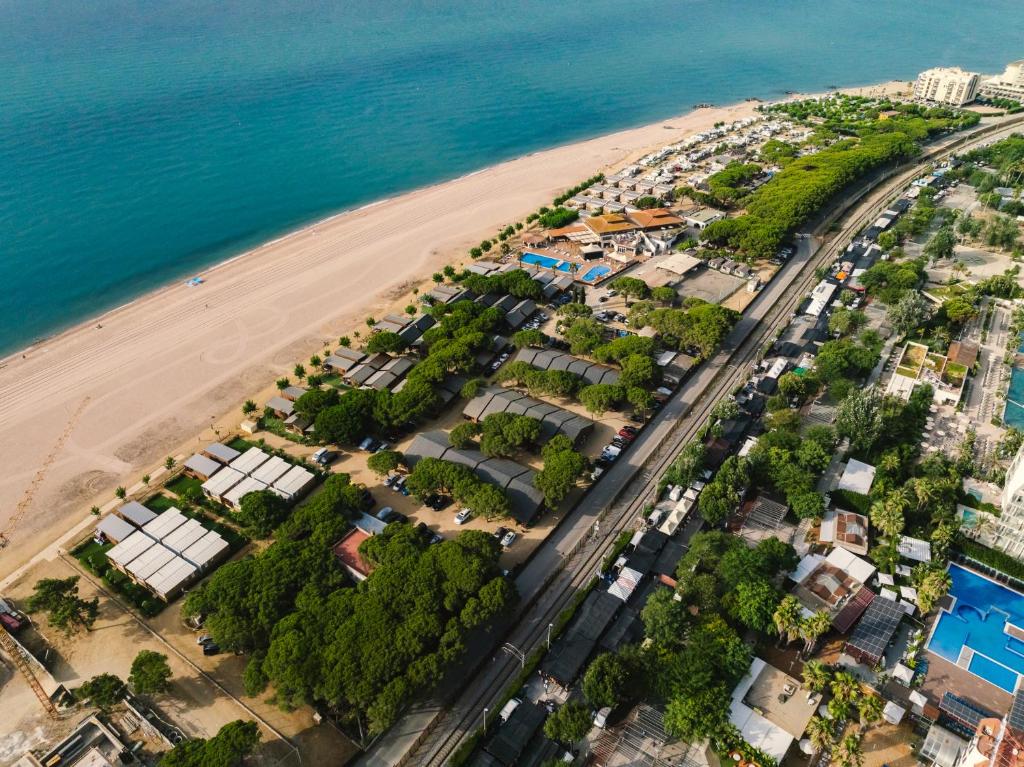 an aerial view of a beach and the ocean at Camping Bon Repós in Santa Susanna
