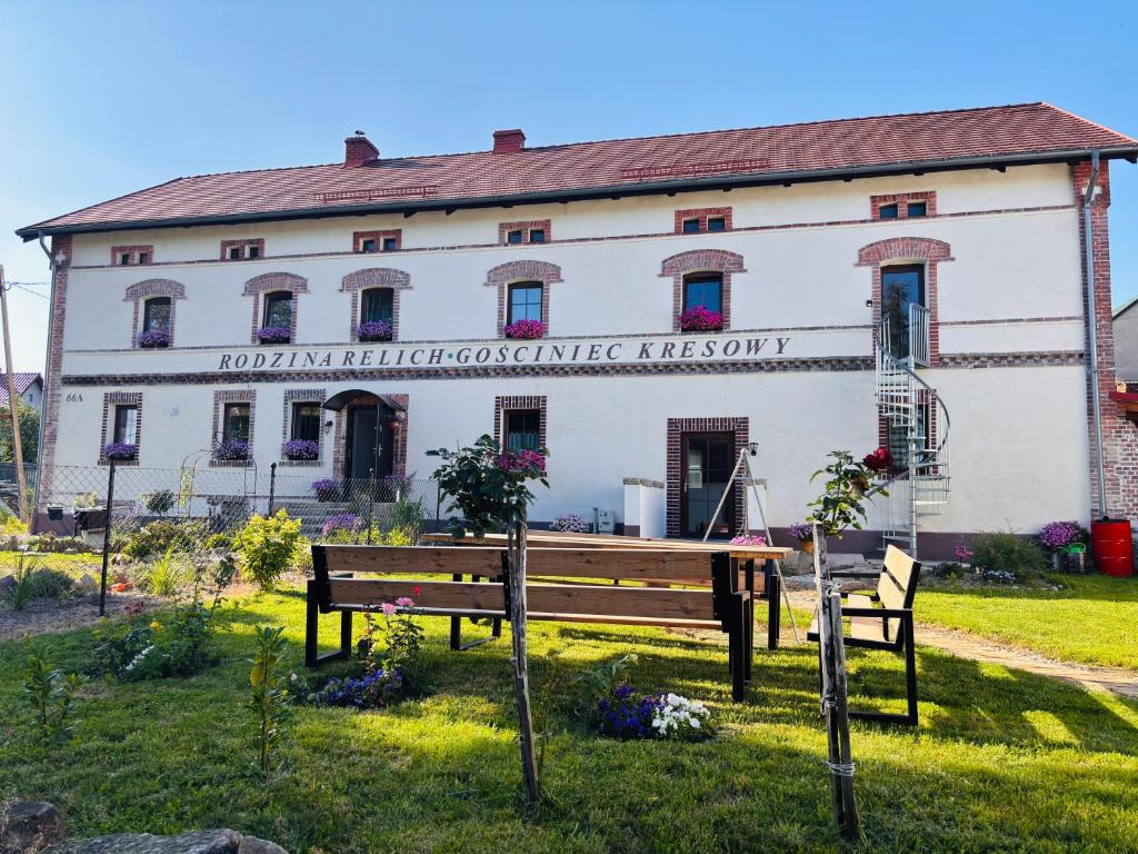 a building with a bench in front of it at Pokoje gościnne Agroturystyka in Gierałtów