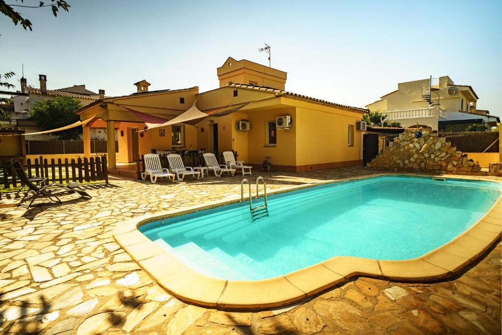 a swimming pool in the middle of a yard at Casa Tati Strand in Sant Pere Pescador