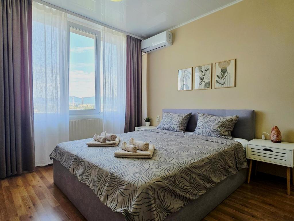 ein Schlafzimmer mit einem Bett, auf dem zwei Handtücher liegen in der Unterkunft Flyspot Apartment in Sofia