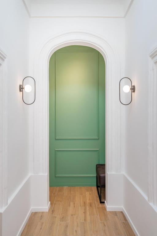 a hallway with a green door in a room at Casa Lola in Mellieħa