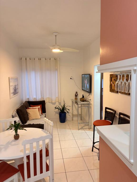 a living room with a couch and a table at Ap 2 Quartos em Caiobá, garagem, Wi-Fi in Matinhos