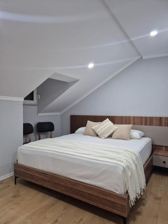 a bedroom with a large bed with white sheets at FloVa Apartment in Valjiosi