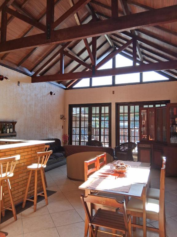 a dining room with a table and a bar at LOFT da Serra Imperial in Petrópolis