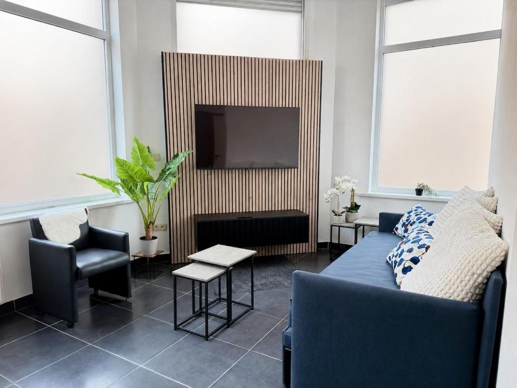 un salon avec un canapé et une télévision dans l'établissement The2C, à Godshuis