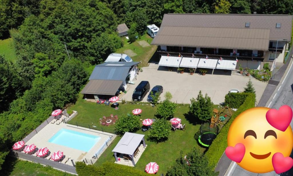 an overhead view of a house with a pool and a backyard at Kärnten Appartements in Velden am Wörthersee