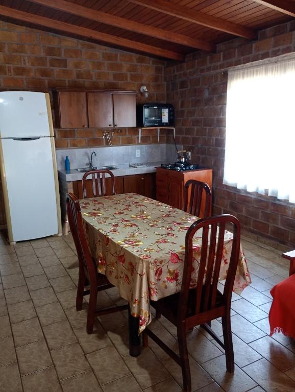 a kitchen with a table and chairs and a refrigerator at Casa 2 dormitorios B in Villa Guntz