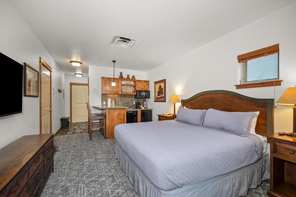 a hotel room with a bed and a kitchen at Morning Star Lodge - Hosted by Linda in Kellogg