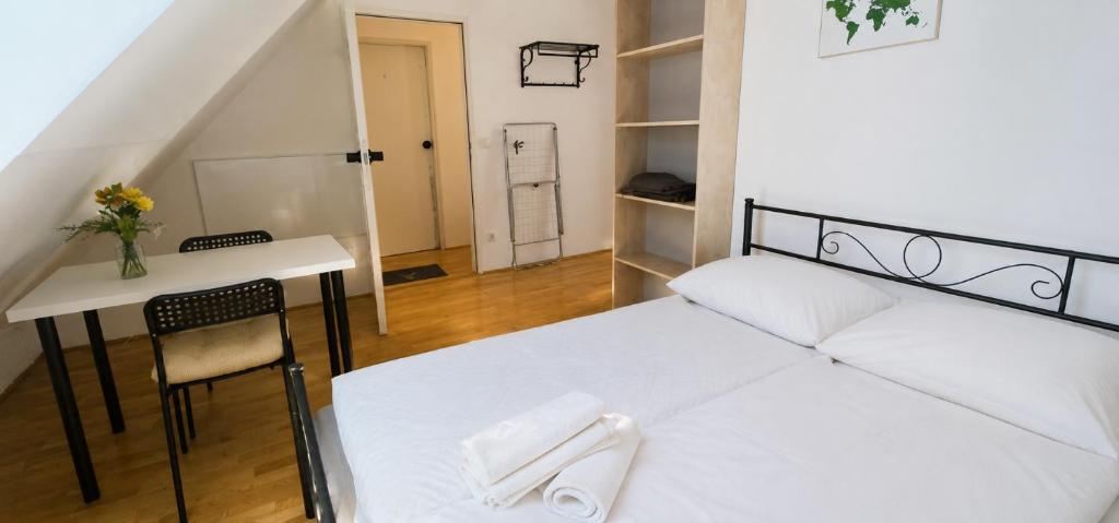 Cozy Furnished Room with Terrace Top Floor in Vienna