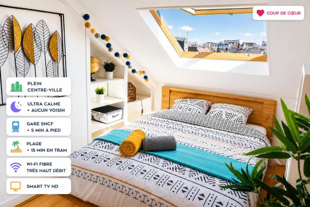 a small bedroom with a bed and a window at Studio "En Coeur de Ville" - Proche Mairie et Quartier Perret - Calme et Charmant in Le Havre