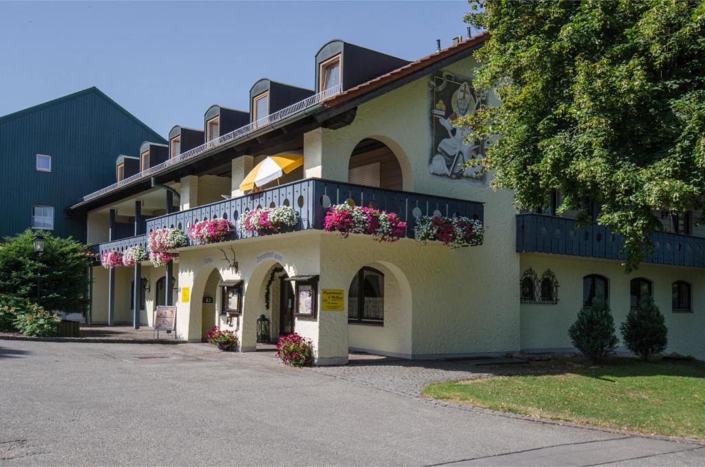 un edificio con cajas de flores en su lado en Apparthotel Jagdhof, en Bad Griesbach