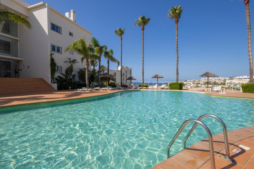 Sea-View 2BR with Pool near Porto de Mós Beach