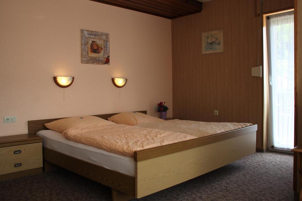 Ein Bett oder Betten in einem Zimmer der Unterkunft Eifelhotel Malberg