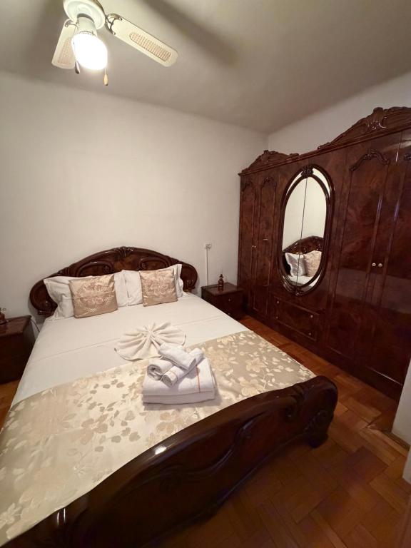 a bedroom with a large bed with a wooden headboard at GZP Residence Lugoj 2 in Lugoj